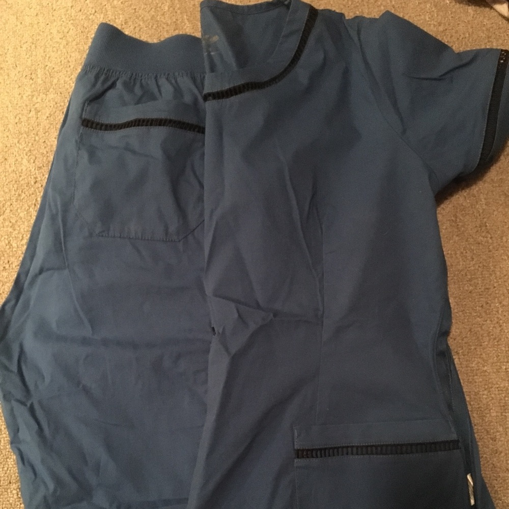 Jaanuu scrub set